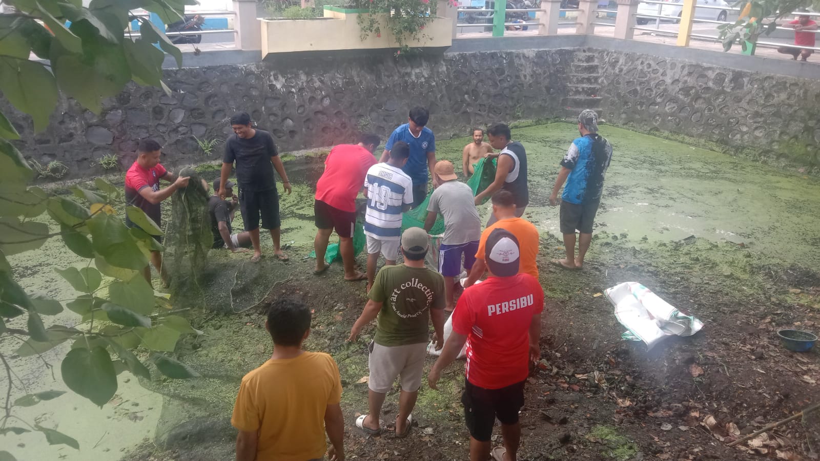 Gotong Royong dalam Aksi Word CleanUp Day, DKP Kota Ternate Bersihkan Taman Lelong Dari Tanaman Air
